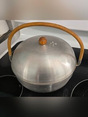 Vintage 50s Mirro Aluminum Bun Warmer